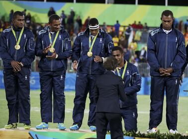 Olimpiadi, oro storico per le isole Fiji: la squadra di rugby in ginocchio sul podio per la principessa Anna 5