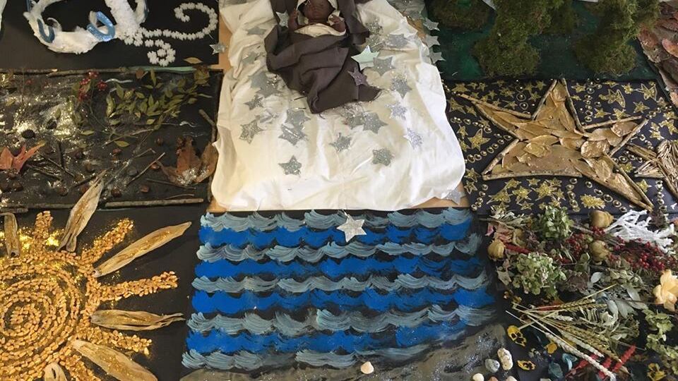 Gesù nero senza Sacra Famiglia: è polemica sul presepe all'asilo