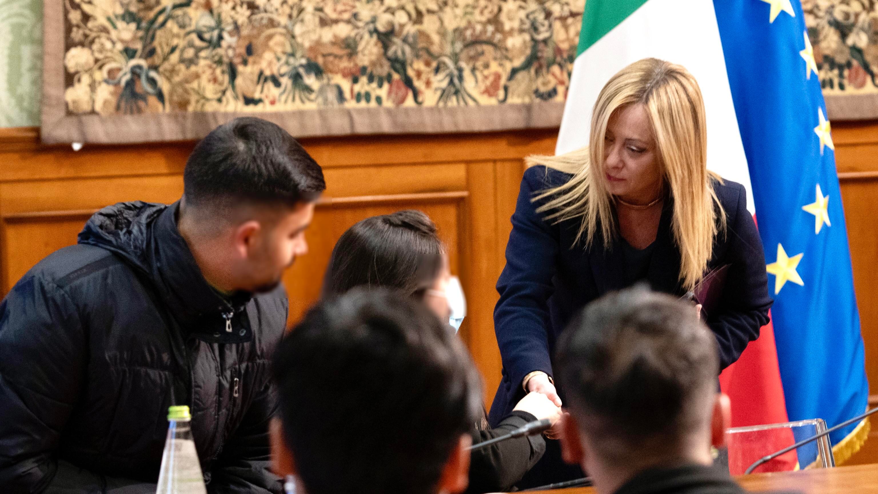 "Conoscete i rischi delle traversate?". Meloni incontra i familiari delle vittime di Cutro