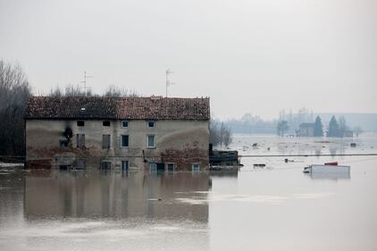 L'Enza esonda e sommerge la frazione di Brescello 8