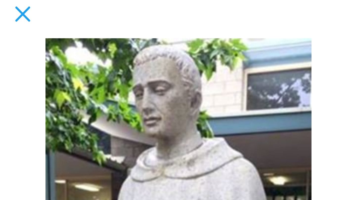 Statua "troppo allusiva" e la scuola copre tutto