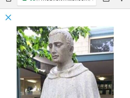 Statua "troppo allusiva" e la scuola copre tutto