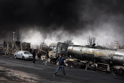 Cielo nero su Teheran dopo l'attacco alle strutture petrolifere  8