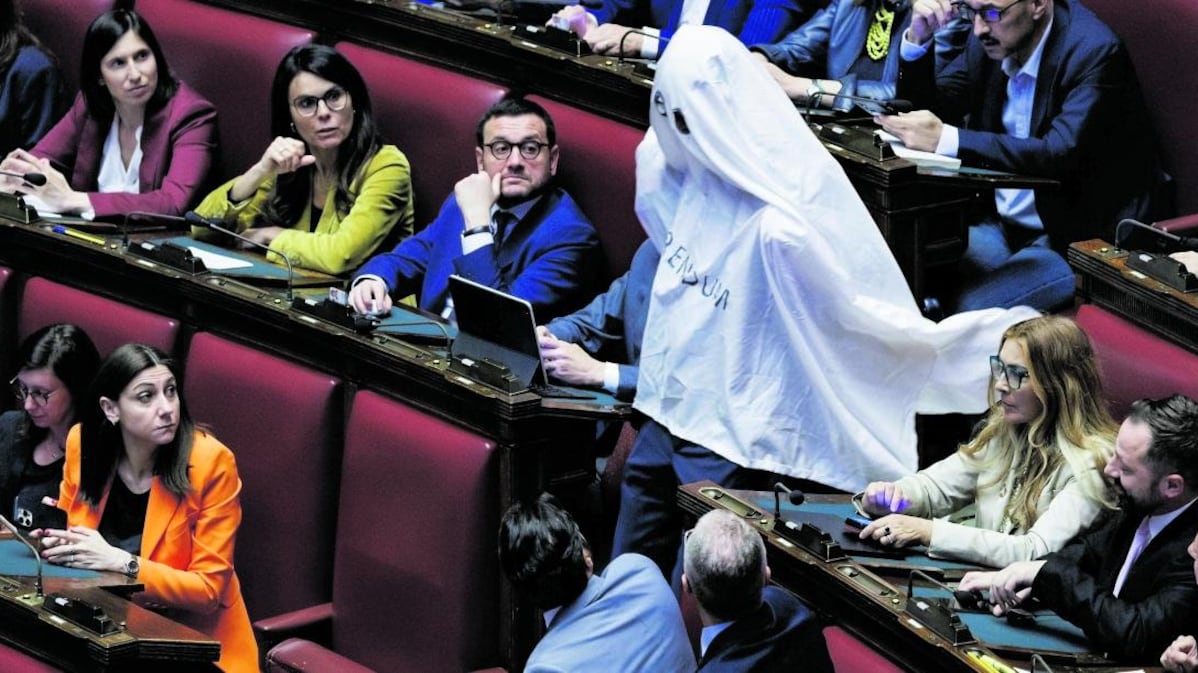 La protesta-show di Magi, Conte e Avs: veglia notturna davanti a Montecitorio