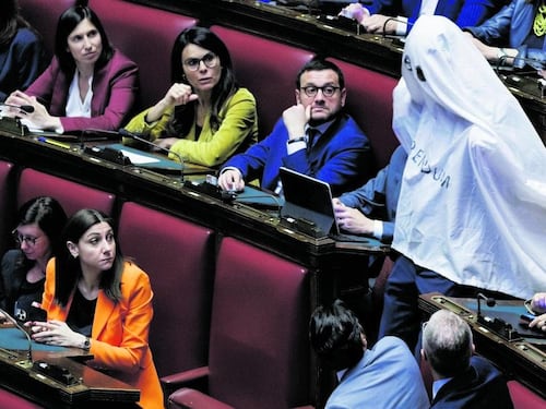 La protesta-show di Magi, Conte e Avs: veglia notturna davanti a Montecitorio