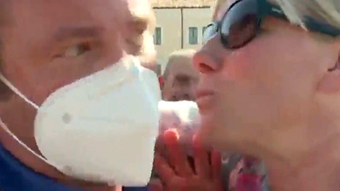 Senza mascherina, bacia giornalista di La7: bufera sulla Cunial