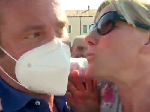Senza mascherina, bacia giornalista di La7: bufera sulla Cunial