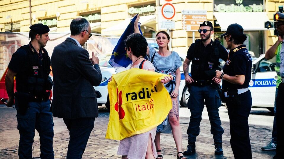 Dirigenti radicali contestano Putin: fermate vicino al Quirinale