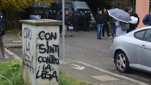 L'auto di Matteo Salvini distrutta dagli antagonisti 2