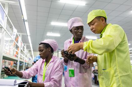 In Uganda apre la prima fabbrica di cellulari 2