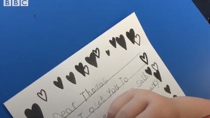 Choc in una scuola elementare inglese: bambini costretti a scrivere lettere d'amore gay