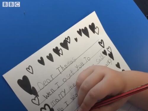 Choc in una scuola elementare inglese: bambini costretti a scrivere lettere d'amore gay