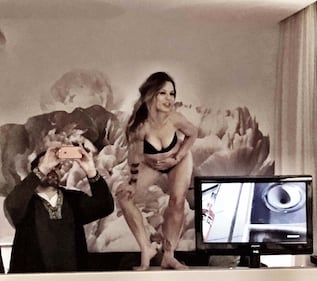 Naike Rivelli in biancheria appesa alle travi dell'hotel 21