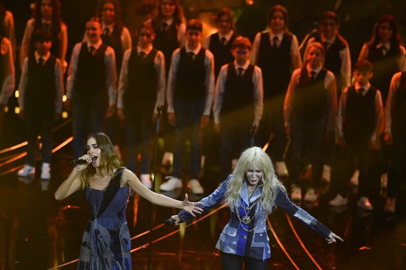 Sanremo 2024: ecco il look della quarta serata del Festival di Clara 2