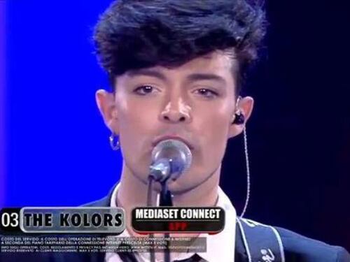 Amici, il video scandalo di Stash: canta nudo