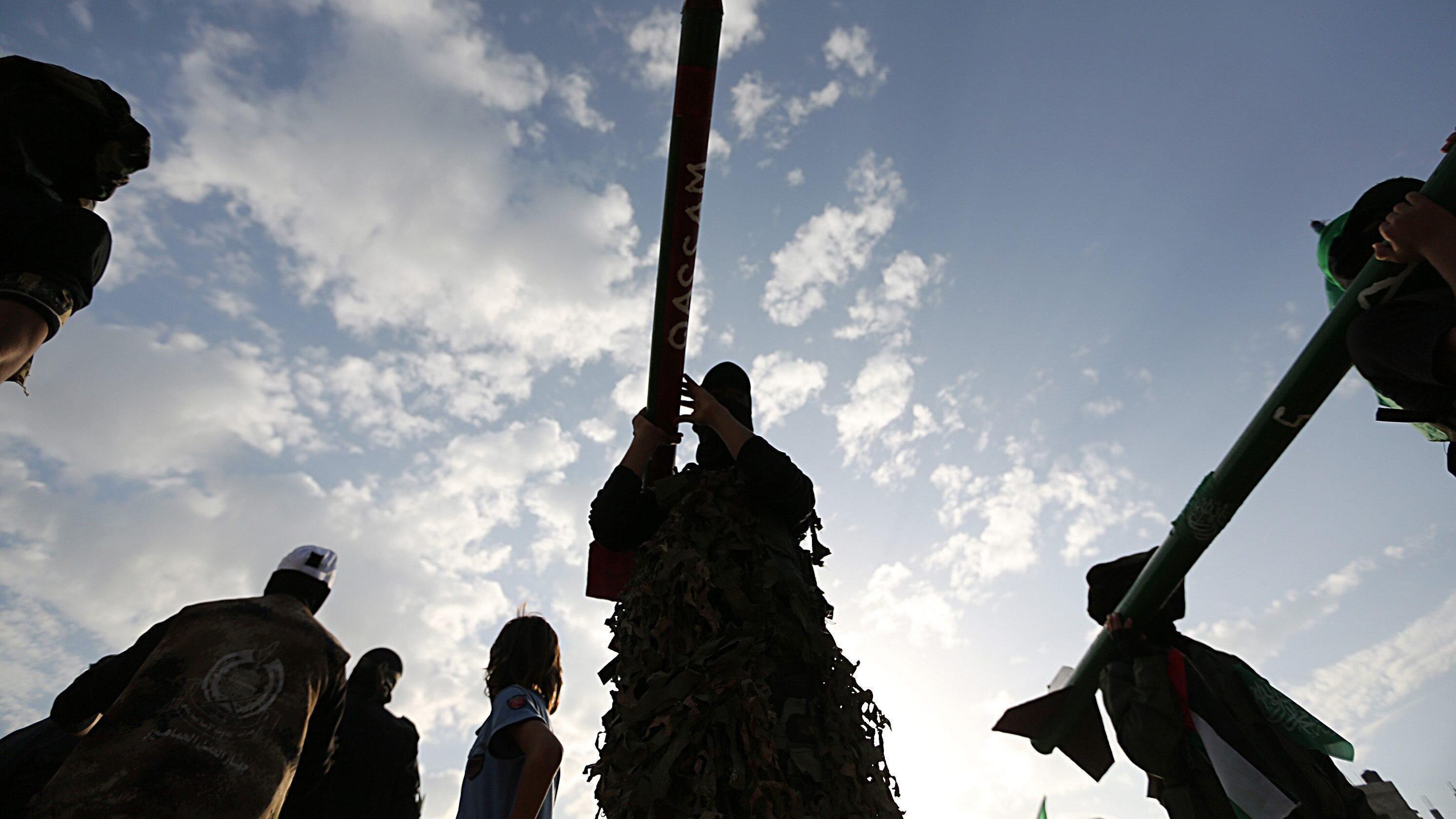 Pioggia di razzi da Gaza. Israele reagisce con un raid