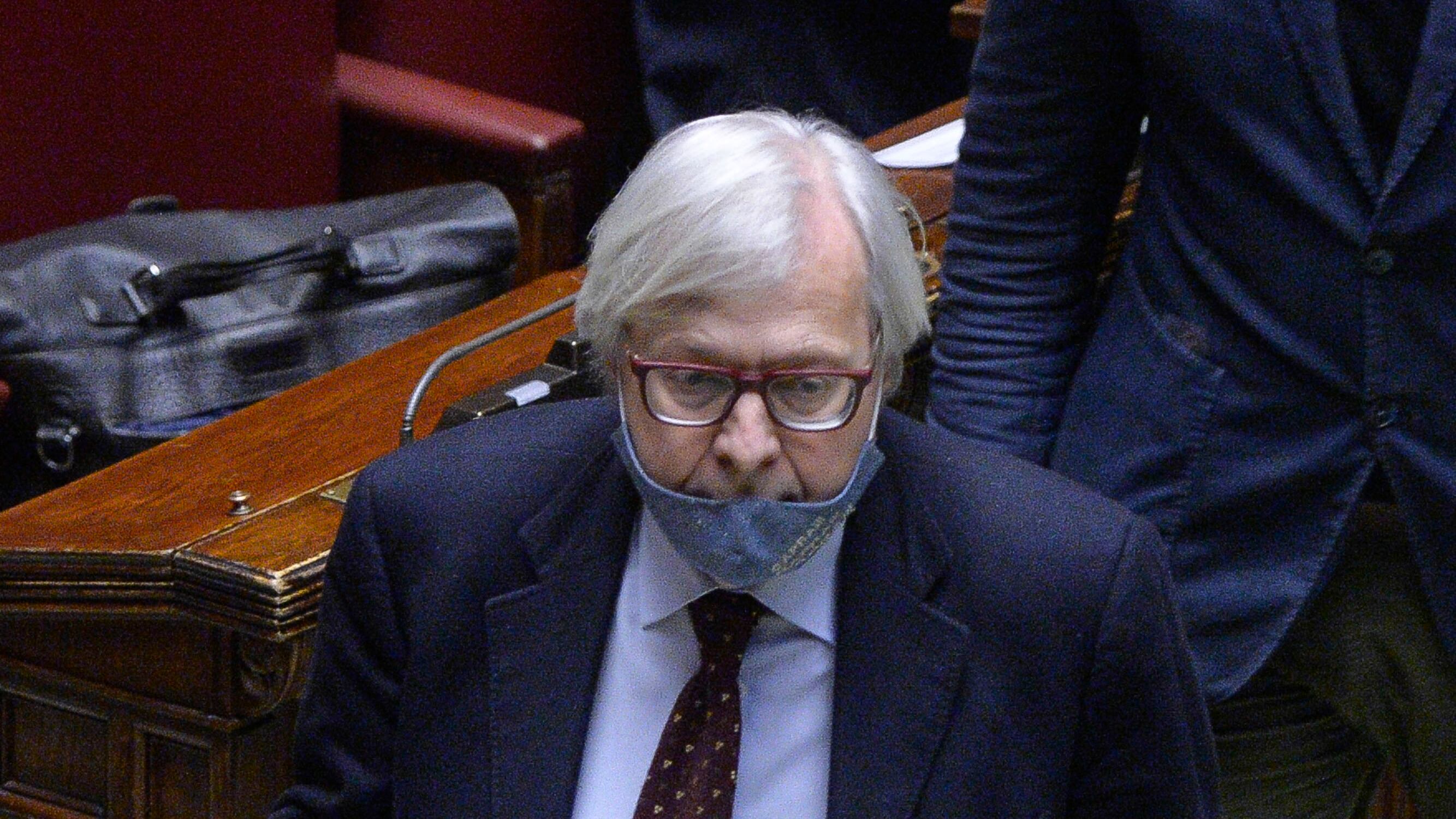Sgarbi sbotta: "Ho il cancro e in Aula mi fanno tenere la mascherina"