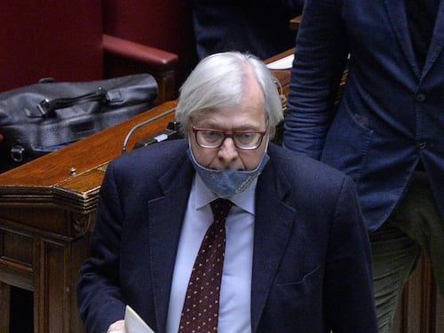 Sgarbi sbotta: "Ho il cancro e in Aula mi fanno tenere la mascherina"