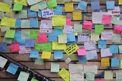 Insulti alla preside: sul muro compare un murale di post-it degli alunni 11