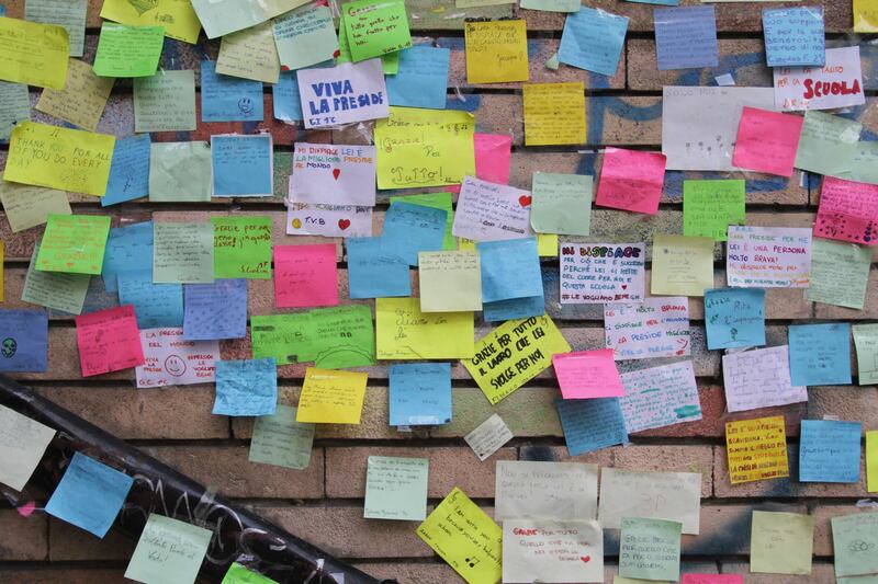 Insulti alla preside: sul muro compare un murale di post-it degli alunni 11