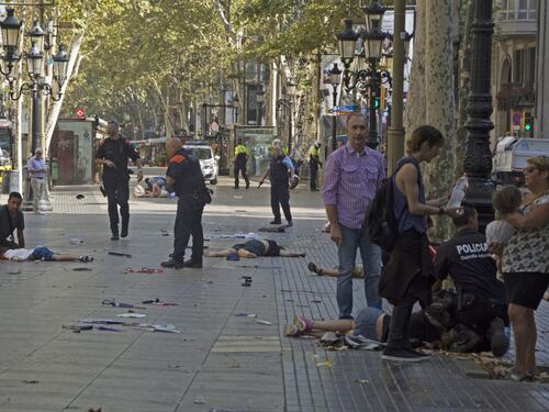 Morti e feriti in un attentato dell'Isis sulla rambla a Barcellona