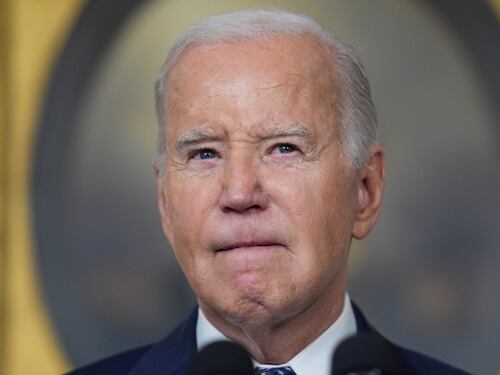 La memoria, il report, le gaffe: Biden travolto dalla bufera sull'età