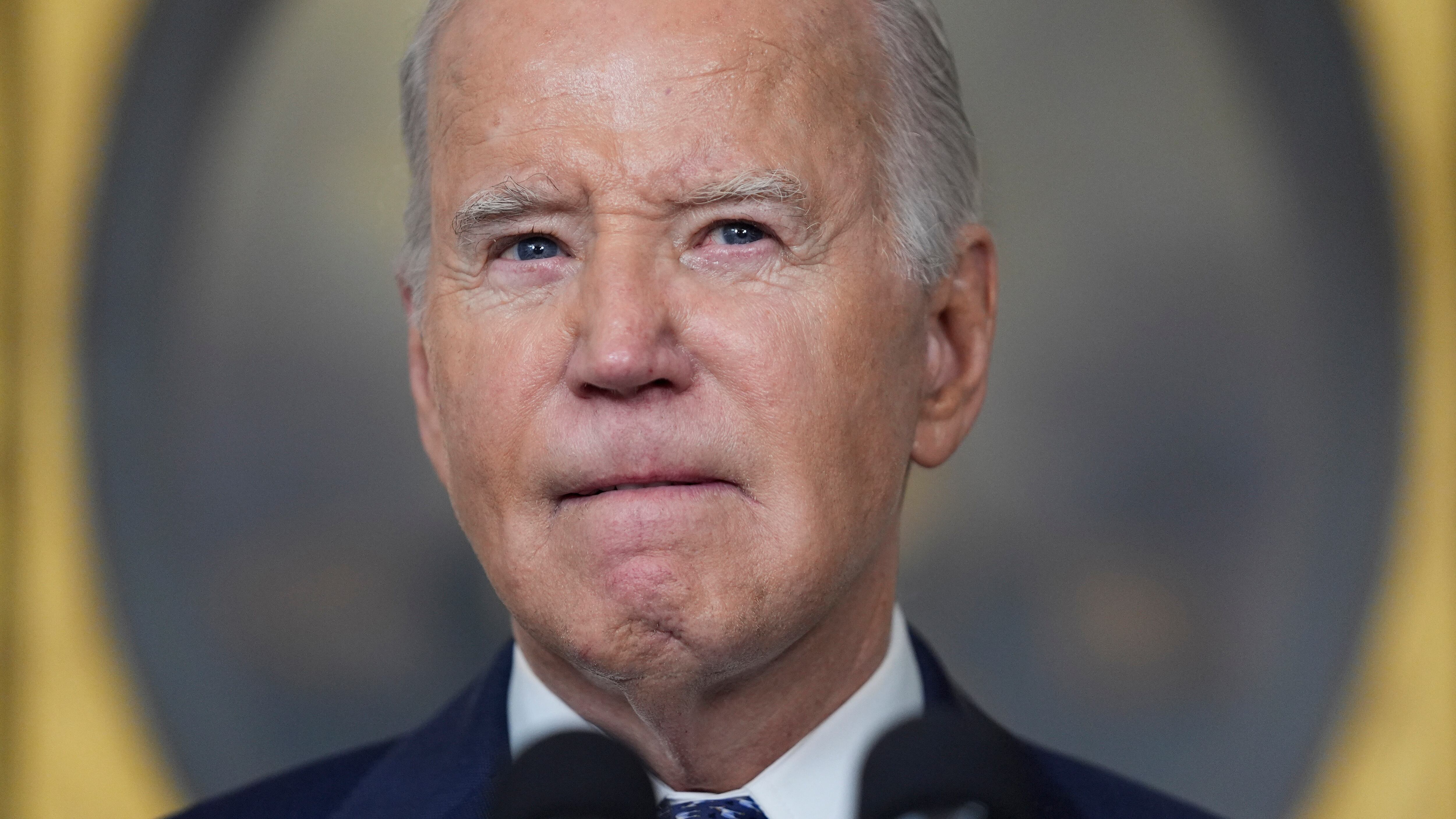 La memoria, il report, le gaffe: Biden travolto dalla bufera sull'età