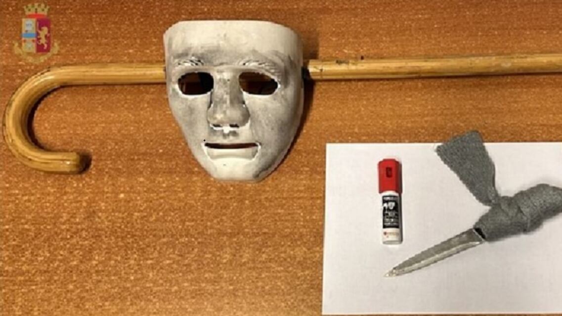 Minaccia i passanti vestito da "drugo". La violenza dello straniero