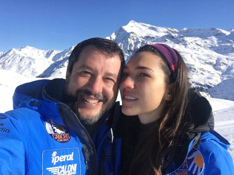 Matteo Salvini ha festeggiato il nuovo anno tra selfie, figlia e fidanzata 9