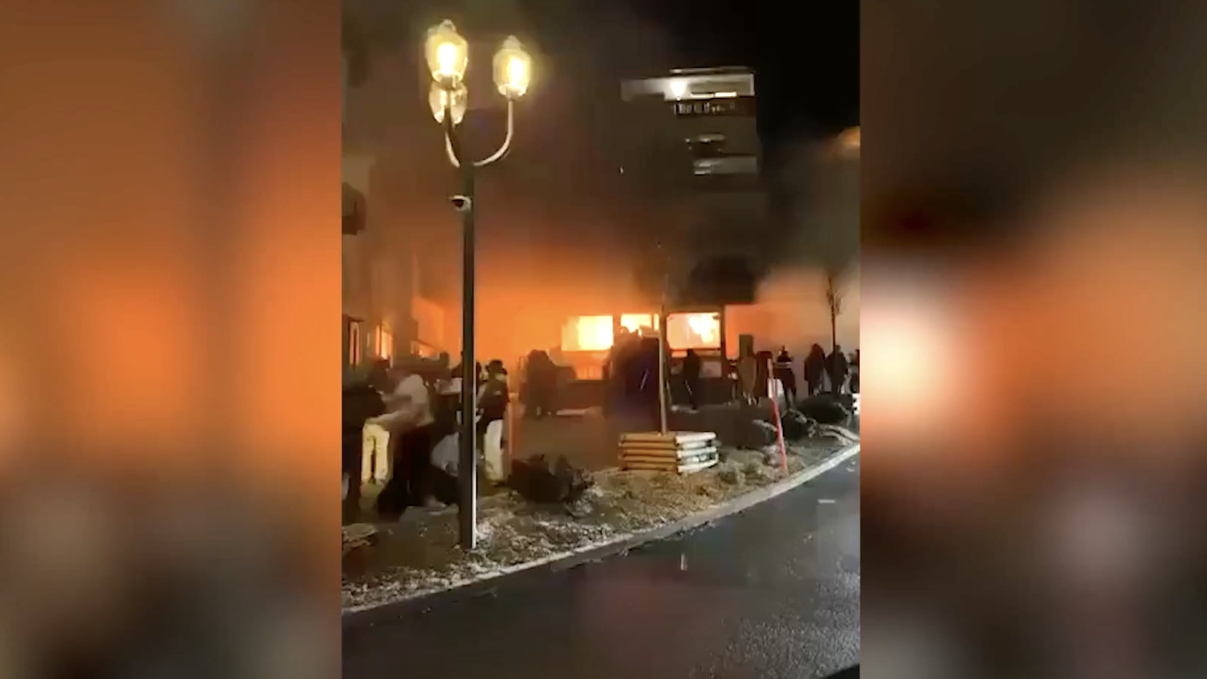 Le prime fiamme sul soffitto, i video della festa, poi la trappola e l'orrore a Crans-Montana