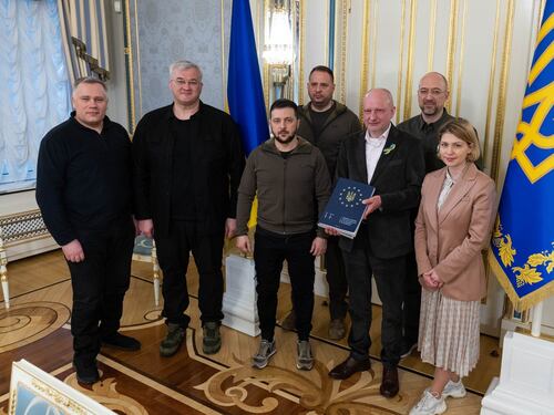 "Passaggio formale": Zelensky compila questionario per entrare in Ue