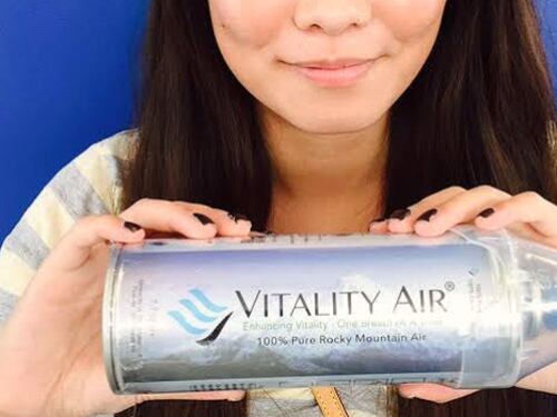 La soluzione allo smog in Cina? Bottiglie piene di aria fresca