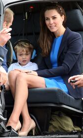 Che capricci, principe George! Tutte le foto alla base militare della Raf e dello "scivolone" sexy di Kate 19