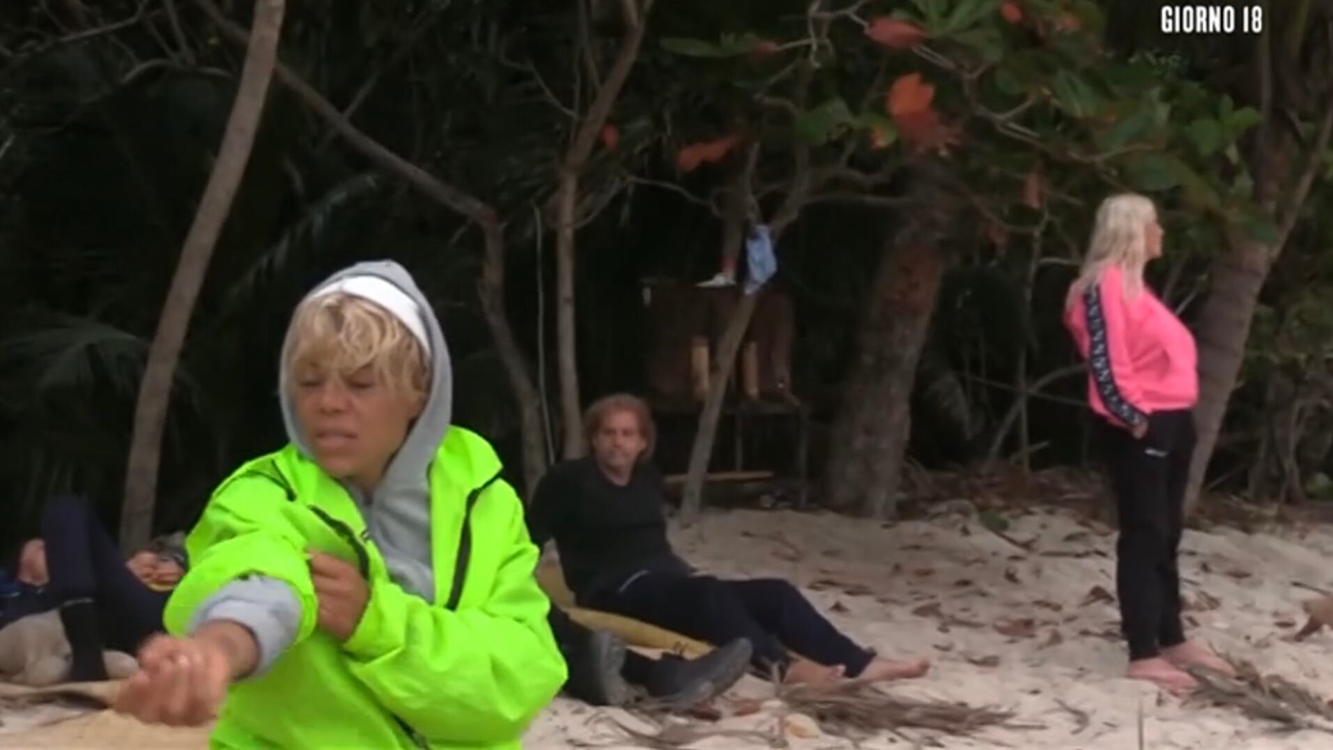 Invasione di granchi e pioggia: cosa succede all’Isola dei famosi