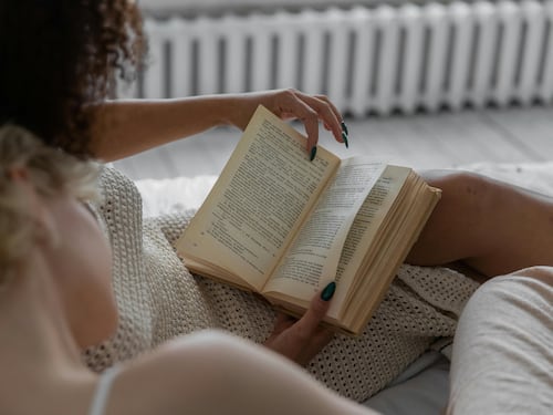 "Ci sono troppe descrizioni": così la gen Z mostra di non "saper" leggere i classici. Il caso Cime Tempestose