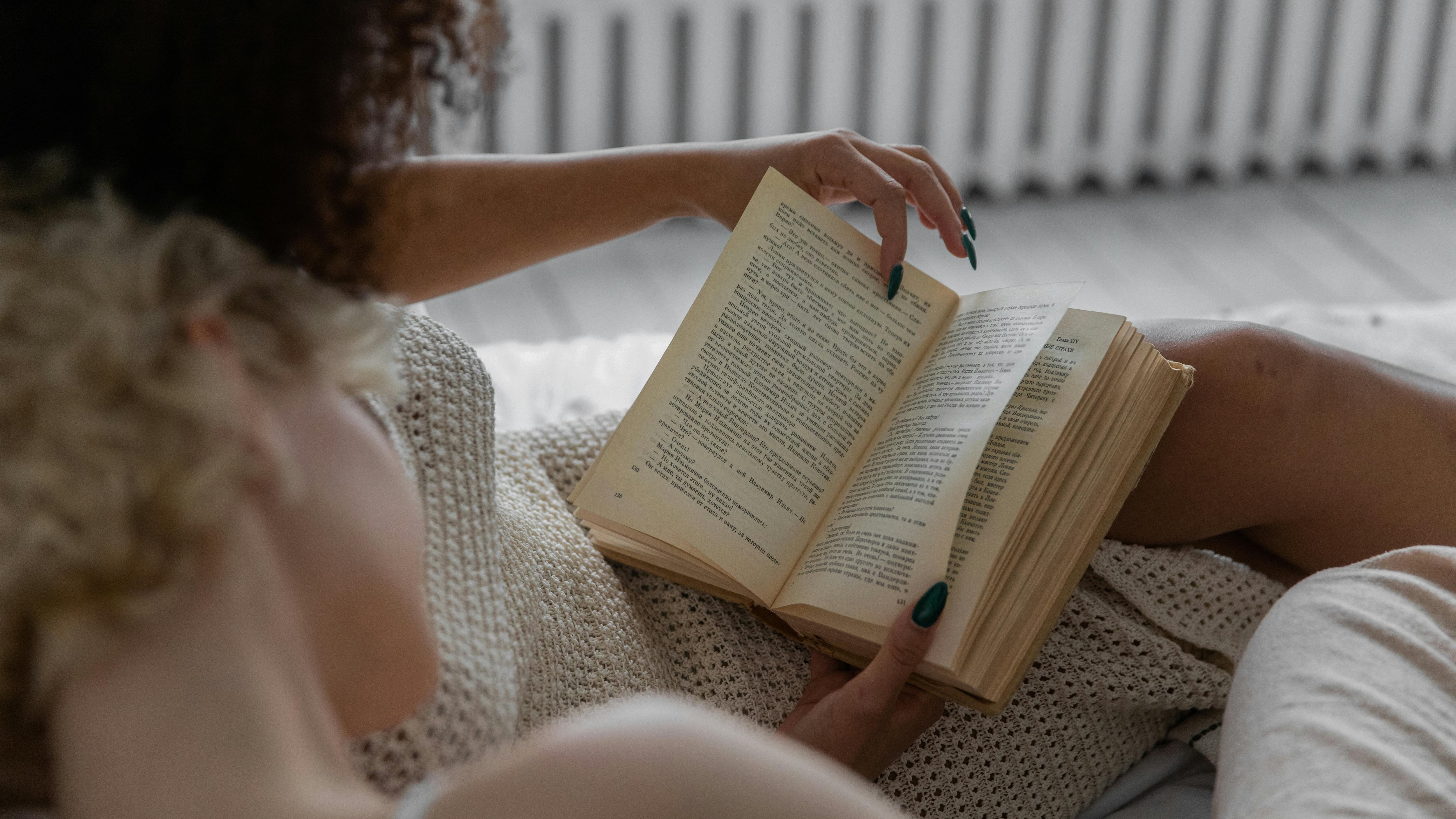 "Ci sono troppe descrizioni": così la gen Z mostra di non "saper" leggere i classici. Il caso Cime Tempestose