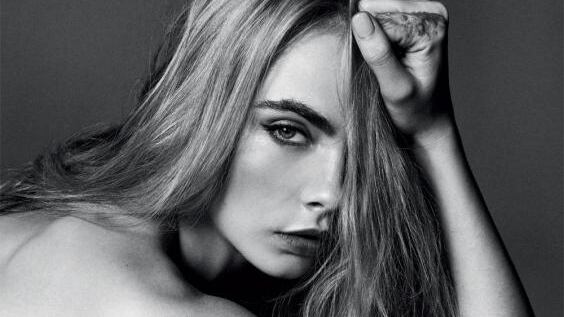 Cara Delevingne si rivela a Esquire: "Ho perso la verginità a 18 anni. Ero sotto antidepressivi, volevo suicidarmi"