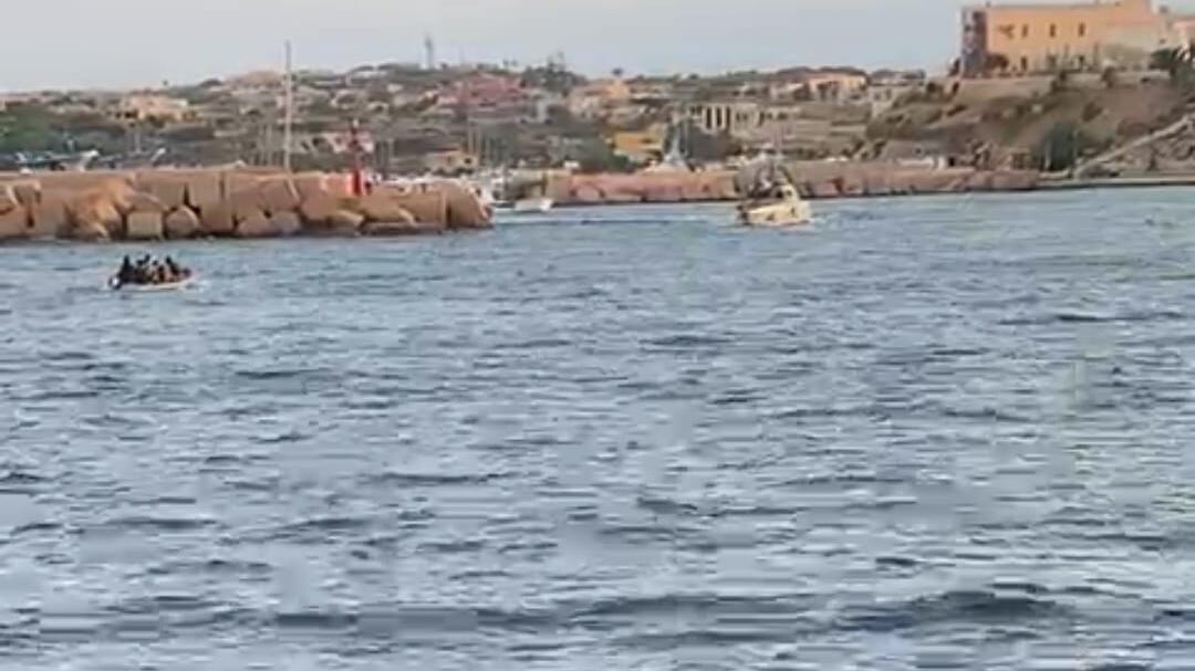 13 sbarchi in poche ore: a Lampedusa è caos migranti
