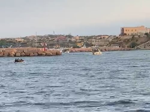 13 sbarchi in poche ore: a Lampedusa è caos migranti