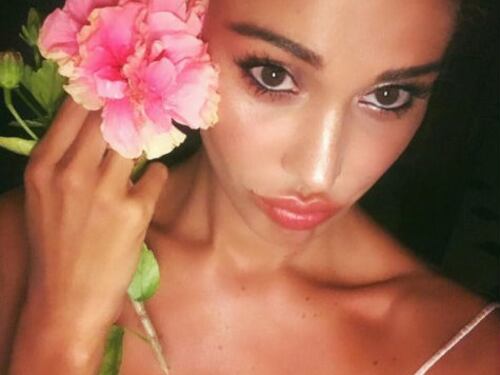 Belen Rodriguez si mostra nuda: la copre solo un ventaglio