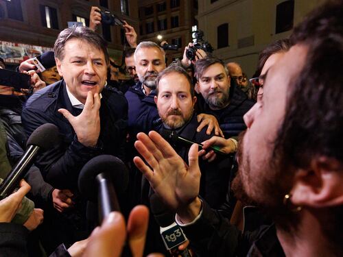 “Tu al governo mi hai spaccato la testa ”. Conte va al corteo e fa una figuraccia