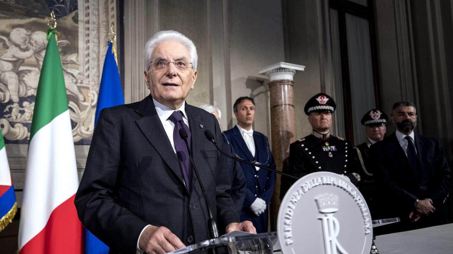 Le minacce dei grillini: "Mattarella si sbrighi". E lui concede l'incarico