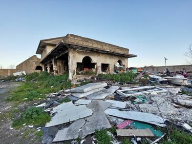La baraccopoli e i rifiuti vicino al villaggio nomadi autorizzato 5