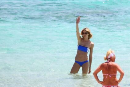 Elena Santarelli sexy in spiaggia 21