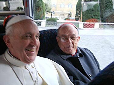 Il Papa sul pulmino coi cardinali 3