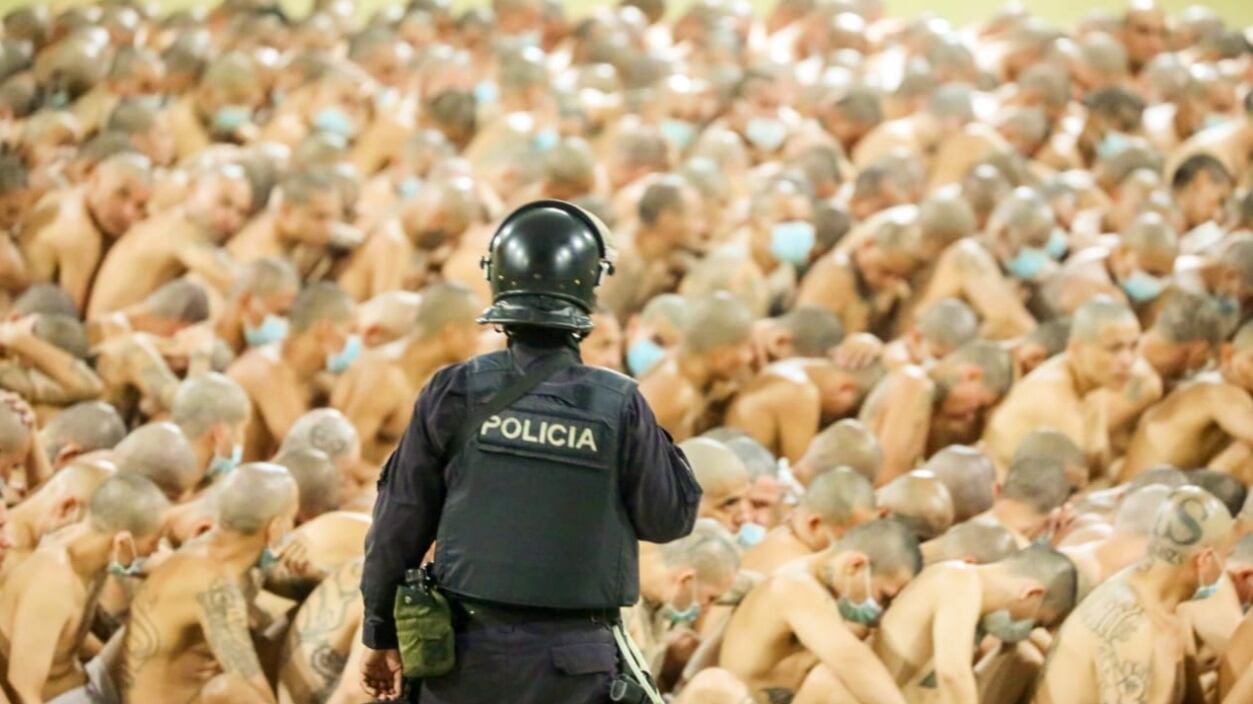 Quelle foto choc da El Salvador: detenuti ammassati in carcere