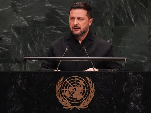 Zelensky: “Putin? È il paziente zero”. Mosca non tratta ma lo Zar va al G20