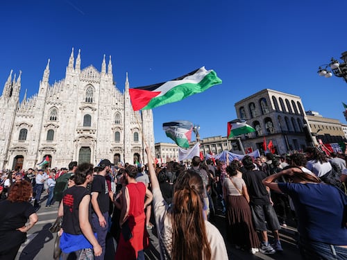 Pro-Palestina e Anpi bloccano il corteo per la caccia violenta alla Brigata ebraica