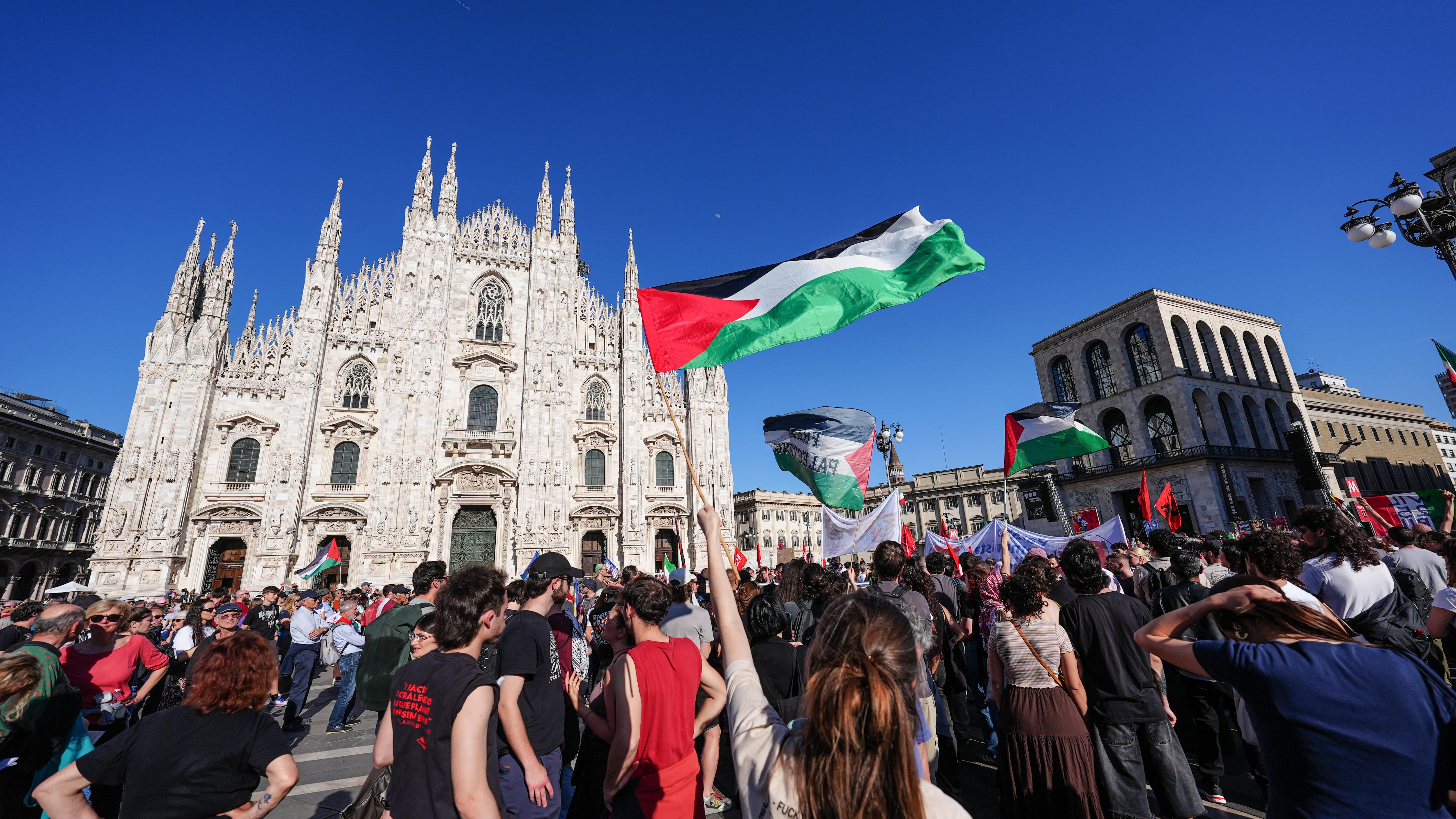 Pro-Palestina e Anpi bloccano il corteo per la caccia violenta alla Brigata ebraica