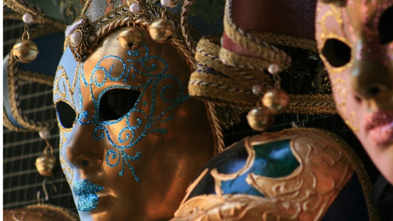 Sotto il travestimento del Carnevale deve esserci la nostra vera identità. Non un'altra maschera